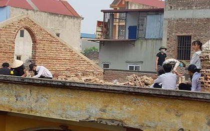Cô giáo ở Bắc Ninh phạt học sinh đội nắng đẽo gạch trên mái nhà bị khiển trách