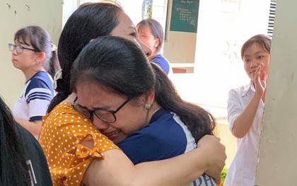 Chùm ảnh học sinh lớp 12 ôm nhau khóc nức nở trong buổi học cuối cùng: Sau này nhất định về họp lớp đầy đủ