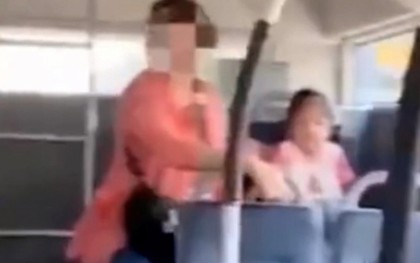 Ông bà lấy bô cho cháu gái đi nặng ngay trên xe buýt khiến cộng đồng mạng tranh cãi gay gắt