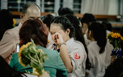 Đêm tri ân đầy nước mắt của trường Gia Định: Khóc vì chúng ta đã có một thời học sinh đầy tươi đẹp