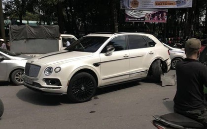 Hà Nội: Va chạm giao thông với xe taxi, xe sang Bentley Bentayga hư hỏng một bánh sau