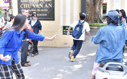 Thí sinh hớt hải chạy vắt chân lên cổ vì đến muộn, chỉ còn 1 phút là đóng cổng trường trong buổi thi thứ 2 vào lớp 10 năm 2019
