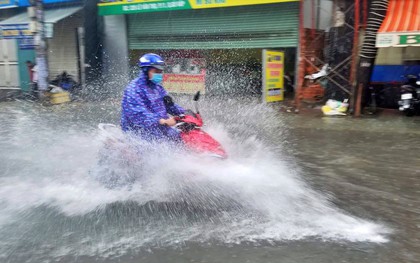 Đường phố Sài Gòn biến thành sông sau trận mưa lớn kéo dài