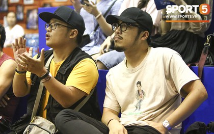 "Hoàng tử Indie" Thái Vũ và Rapper Phương "Kào" bất chấp mưa gió tới dự trận đấu mở màn VBA BY MB 2019