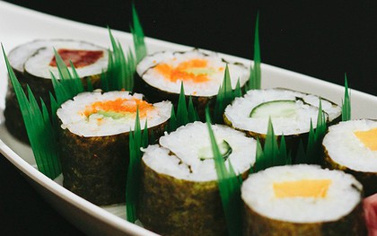 Hoá ra mấy ngọn cỏ xanh trông như nhựa trong hộp sushi mà chúng ta thường thấy không phải để "làm màu"