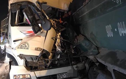 Hà Nội: Xe chở gỗ đâm trúng một xe tải nổ lốp lúc rạng sáng, 2 người tử vong
