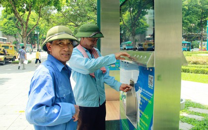 Người dân thích thú với cây lọc nước thông minh, có trang bị camera an ninh lần đầu tiên xuất hiện tại Hà Nội