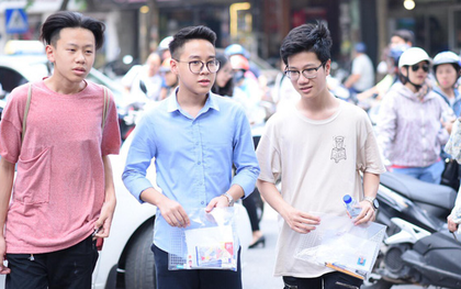 Bắt đầu kỳ thi vào lớp 10 các trường Chuyên lớn nhất Hà Nội và TPHCM: Thí sinh mệt mỏi vì nắng nóng