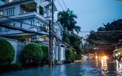 Khu biệt thự ở Sài Gòn chìm trong biển nước, dân nhà giàu gồng mình chống ngập từ chiều đến tối