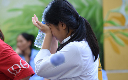 Giám đốc Sở GD&ĐT Quảng Bình nói gì khi một nữ sinh quỳ gối khóc nức nở trước cổng trường vì không biết lịch thi lại môn Văn