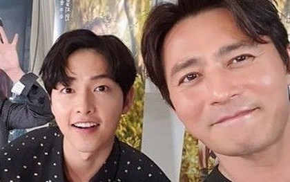 Màn selfie đọ sắc đỉnh cao: Song Joong Ki nhuộm lại tóc đen trẻ hẳn ra nhưng có đánh bại được tài tử Jang Dong Gun đã U50?
