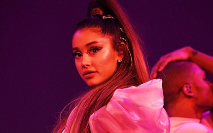 Fan "trố mắt" khi lần đầu tiên thấy Ariana Grande làm điều này trên sân khấu!