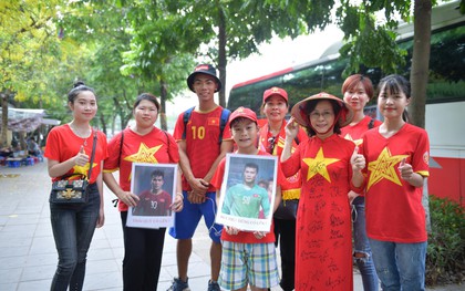 Hàng trăm CĐV Hà Nội lên đường tới Phú Thọ tiếp lửa cho U23 Việt Nam
