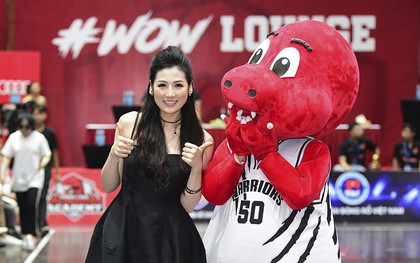 Xuất hiện rạng ngời tại trận derby thủ đô, Á hậu Tú Anh vô cùng vui mừng trước chiến thắng của Thang Long Warriors