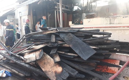 Nhiều người thoát chết trong vụ cháy cơ sở kinh doanh gỗ ở Sài Gòn