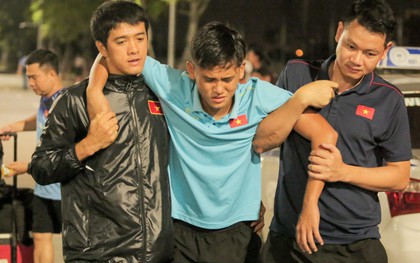 Cầu thủ U18 Việt Nam đau đến phát khóc, được "thần y" Hàn Quốc chữa ngay trên đường