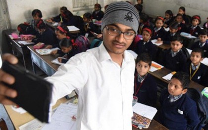Quên gửi ảnh selfie trước 8h hằng ngày, hơn 700 giáo viên Ấn Độ bị trừ lương