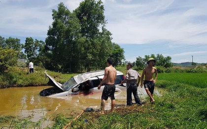 Nghệ An: Ô tô lao xuống hố nước, 1 người tử vong, 5 người bị thương