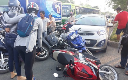 TP.HCM: Lái ô tô lùa 6 xe máy dừng đèn đỏ, tài xế nói "thôi nôi con nên có uống chút rượu"
