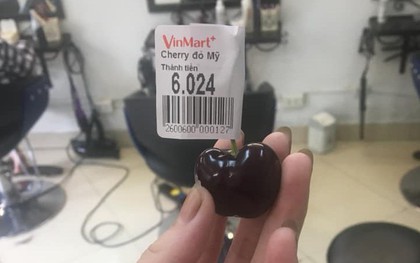 Cũng vào siêu thị và chỉ mua 1 trái cherry, cô bé 10 tuổi lại khiến dân mạng thích thú vì quá dễ mến và giàu tình cảm