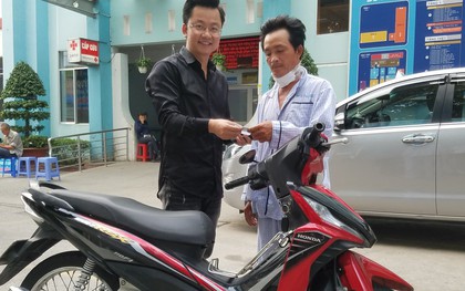 Tài xế GrabBike bị cướp cứa cổ ở Sài Gòn xúc động khi được tặng xe máy để mưu sinh