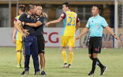 HLV Hà Nội FC xin lỗi trọng tài vì hành xử xấu xí, bị gọi là "người đáng ghét nhất đội bóng thủ đô"