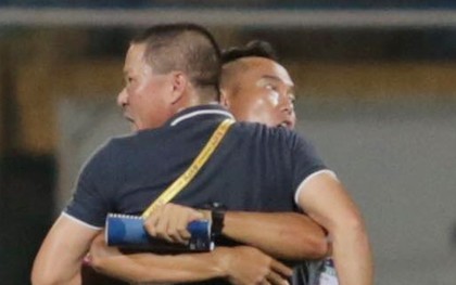 HLV trưởng Hà Nội FC tức đỏ mặt lao vào sân phản ứng trọng tài sau trận hoà tiếc nuối