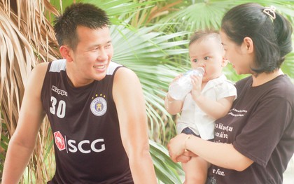 Ngắm gia đình nhỏ yêu thương của thủ môn Hà Nội FC, nhận ra rằng tình yêu càng bình dị càng hạnh phúc