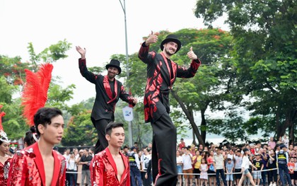 Người dân thủ đô thích thú với màn Carnival sôi động nhân dịp kỉ niệm 20 năm Hà Nội - thành phố vì hoà bình
