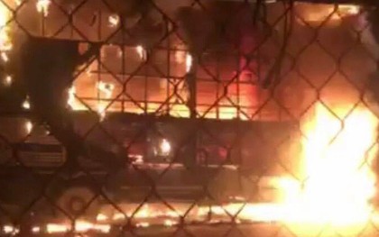 Đỗ trước cửa hàng đồ gỗ, xe tải bất ngờ cháy rụi lúc nửa đêm