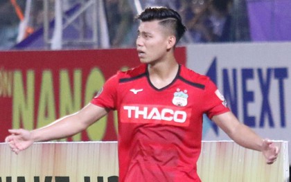 Văn Thanh không hài lòng, phản ứng với ban huấn luyện khi bị thay ra giữa trận gặp Hà Nội FC