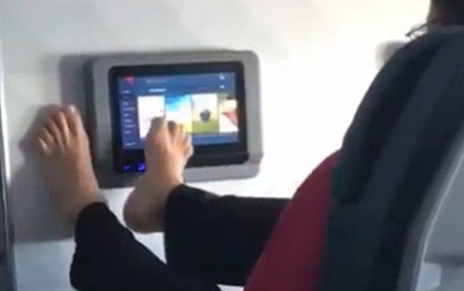 Người đàn ông nhận "mưa gạch đá" khi thản nhiên dùng chân điều khiển màn hình giải trí trên máy bay