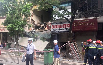 Hà Nội: Sập nhà 2 tầng phố Hàng Bông, hàng đống gạch vữa ngổn ngang trên đường