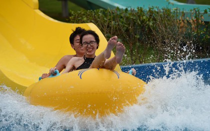 Công viên nước Thanh Hà mở cửa trở lại sau 3 tuần ngưng hoạt động, hàng trăm khách đổ về vui chơi