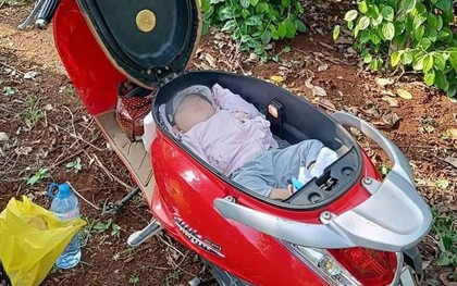 Hình ảnh em bé ngủ trong cốp xe máy khi theo bố mẹ đi rẫy, người khen dễ thương, người giật mình sợ nguy hiểm