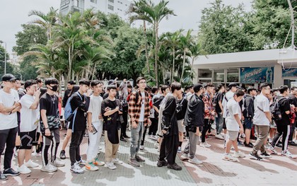 Mặc kệ nắng nóng, hàng ngàn bạn trẻ Sài Gòn vẫn "rồng rắn" xếp hàng để tham dự ngày hội sneaker lớn nhất trong năm