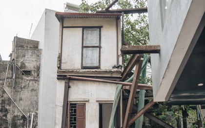 Kỳ lạ những căn nhà "tầm gửi", chống nạng chờ sập suốt 10 năm qua ở Hà Nội