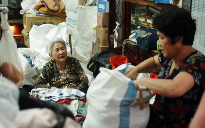 Chuyện 2 bà Bông - Hoa cuối đời rủ nhau góp áo làm từ thiện: "Lên Sài Gòn thăm cháu, thấy bà sui làm nên mình làm theo cho đến giờ"