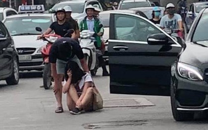 Mặc xe cộ đông như nêm, cô gái gục đầu ngồi bệt giữa đường bên nam thanh niên và chiếc Mercedes khiến dân tình xôn xao
