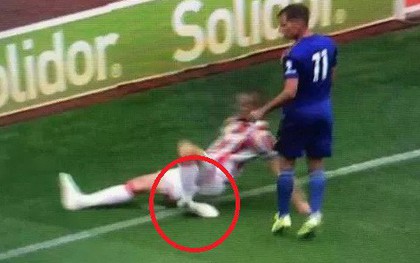 Cầu thủ được mệnh danh "hung thần" của làng bóng đá gãy gập cổ chân sau pha tắc bóng sai kỹ thuật