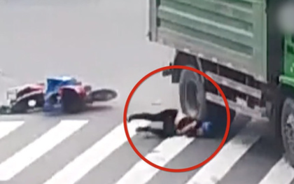 Bị xe tải cán qua đầu, shipper sống sót kỳ diệu nhờ đội mũ bảo hiểm xịn