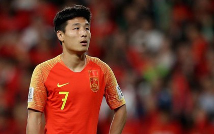 Cầu thủ hay nhất Trung Quốc khiến dân mạng phát sốt khi từ chối yêu cầu ký vào lá quốc kỳ