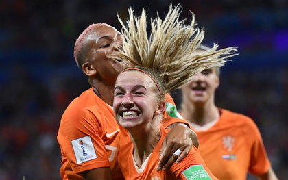 Tân binh của MU chói sáng giúp tuyển nữ Hà Lan lập kỳ tích lần đầu vào chung kết World Cup