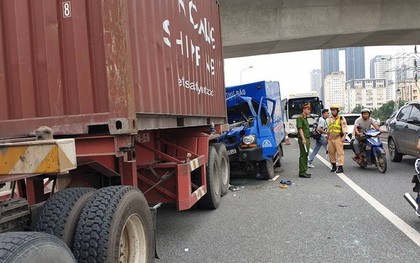 Hà Nội: Xe thư báo đâm vào đuôi xe container, một người tử vong