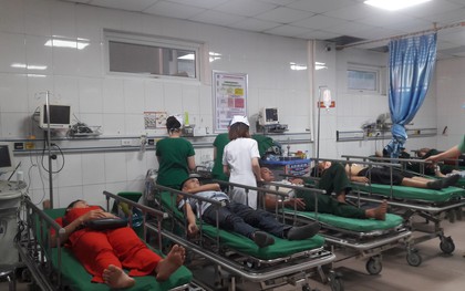 Xe khách chở đoàn du lịch tông đuôi xe container: Chuyển 14 nạn nhân ra Hà Nội điều trị