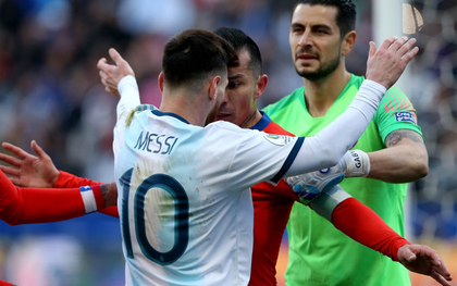Cái kết không thể tồi tệ hơn cho Messi ở cúp Nam Mỹ 2019: Nhận chiếc thẻ đỏ đầu tiên sau 14 năm dù bị đối thủ tấn công
