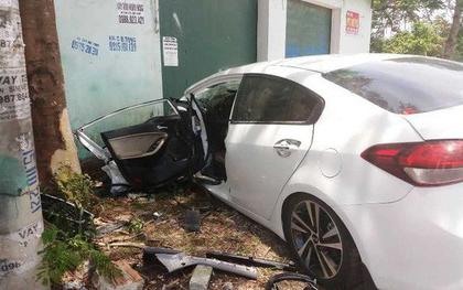 Xe ô tô 4 chỗ bất ngờ lao lên vỉa hè, tài xế và 2 mẹ con bị thương nặng