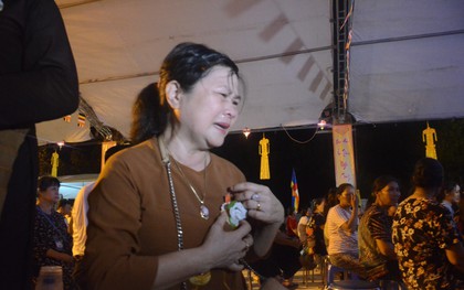 Hàng ngàn người cài bông hồng trước ngực, bật khóc trong đêm Vu Lan báo hiếu