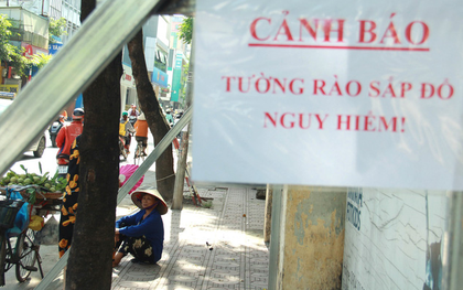 Hà Nội: Người dân vô tư ngồi bán hàng, trú nắng dưới bức tường rào sắp đổ sập của nhà khách La Thành