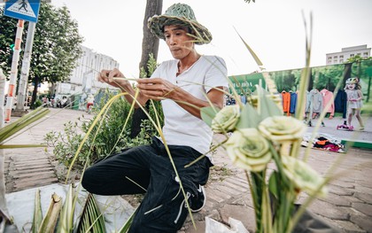 Người "nghệ nhân" đan lá dừa nước hiếm hoi trên đường phố Hà Nội: Ai cũng từng có một tuổi thơ đẹp như thế!
